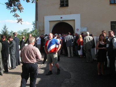 Gæsterne venter på at porten til slottet åbner op